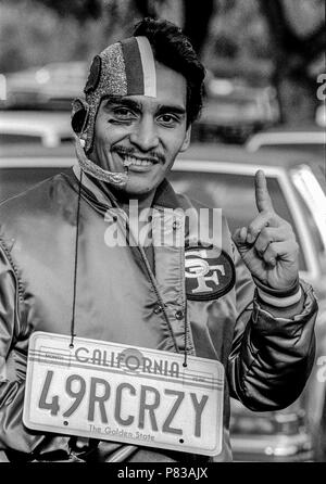 Stanford, Californie, USA. 20 Jan, 1985. Crazy 49ers fans au Super Bowl XIX hayon sur le campus de l'Université de Stanford. Les San Francisco 49ers défait les Miami Dolphins 38-16 le dimanche, Janvier 20, 1985. Crédit : Al Golub/ZUMA/Alamy Fil Live News Banque D'Images