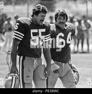 Rocklin, Californie, USA. 3e août 1982. San Francisco 49ers training camp le 3 août 1982 à Sierra College, Rocklin, en Californie. San Francisco 49ers de secondeur Bob Horn (55) et le secondeur Jack Reynolds Crédit : Al Golub/ZUMA/Alamy Fil Live News Banque D'Images