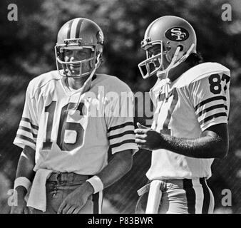 Rocklin, Californie, USA. 3e août 1982. San Francisco 49ers training camp le 3 août 1982 à Sierra College, Rocklin, en Californie. San Francisco 49ers quarterback Joe Montana 16) et le receveur Dwight Clark Crédit : Al Golub/ZUMA/Alamy Fil Live News Banque D'Images