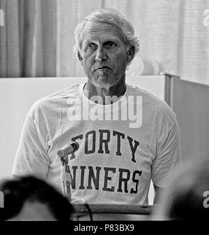 Rocklin, Californie, USA. 3e août 1982. San Francisco 49ers training camp le 3 août 1982 à Sierra College, Rocklin, en Californie. L'entraîneur-chef Bill Walsh Crédit : Al Golub/ZUMA/Alamy Fil Live News Banque D'Images