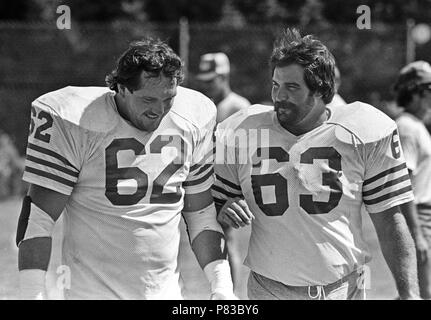 Rocklin, Californie, USA. 3e août 1982. San Francisco 49ers training camp le 3 août 1982 à Sierra College, Rocklin, en Californie. San Francisco 49ers de secondeur Walt Dowing (62) et de linebacker Terry Beeson Crédit : Al Golub/ZUMA/Alamy Fil Live News Banque D'Images