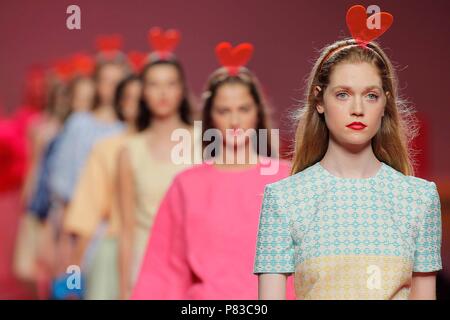 Modèle nul au cours d'Agatha Ruiz de la Prada catwalk dans Mercedes-Benz Fashion Week de Madrid le dimanche 08 juillet 2018 Banque D'Images