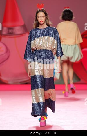 Modèle nul au cours d'Agatha Ruiz de la Prada catwalk dans Mercedes-Benz Fashion Week de Madrid le dimanche 08 juillet 2018 Banque D'Images