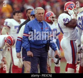 San Francisco, Californie, USA. Dec 17, 1989. San Francisco 49ers vs Bills de Buffalo à Candlestick Park Dimanche 17 décembre 1989. 49ers beat Projets 21-10. L'entraîneur-chef de projets de Marv Levy. Crédit : Al Golub/ZUMA/Alamy Fil Live News Banque D'Images