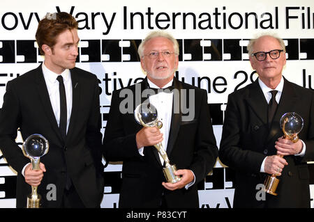 Carlsbad, Tschechische Republik. 07Th Juillet, 2018. Robert Pattinson, Jaromir Hanzlik et Barry Levinson avec leurs globes Crytal lors de la cérémonie de clôture du 53e Festival International du Film de Karlovy Vary 2018 à l'Hôtel Thermal. Karlovy Vary, 07.07.2018 | Conditions de crédit dans le monde entier : dpa/Alamy Live News Banque D'Images