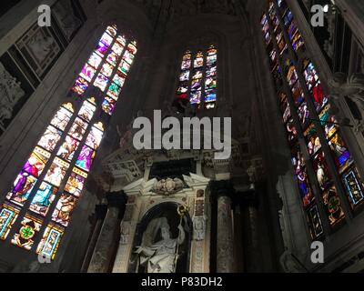 Milan, Milan, Italie. 09 juillet 2018. La cathédrale de Milan est l'église cathédrale de Milan, Lombardie, Italie. Dédiée à saint Marie de la Nativité (Santa Maria Nascente), elle est le siège de l'archevêque de Milan, en ce moment l'archevêque Mario Delpini. La cathédrale a pris près de six siècles. C'est la plus grande église en Italie (le plus grand de la Basilique Saint Pierre est dans l'état de la Cité du Vatican) et la troisième au monde. Crédit : SIPA Asie/ZUMA/Alamy Fil Live News Banque D'Images