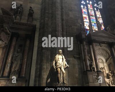 Milan, Milan, Italie. 09 juillet 2018. La cathédrale de Milan est l'église cathédrale de Milan, Lombardie, Italie. Dédiée à saint Marie de la Nativité (Santa Maria Nascente), elle est le siège de l'archevêque de Milan, en ce moment l'archevêque Mario Delpini. La cathédrale a pris près de six siècles. C'est la plus grande église en Italie (le plus grand de la Basilique Saint Pierre est dans l'état de la Cité du Vatican) et la troisième au monde. Crédit : SIPA Asie/ZUMA/Alamy Fil Live News Banque D'Images
