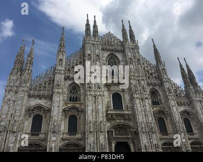 Milan, Milan, Italie. 09 juillet 2018. La cathédrale de Milan est l'église cathédrale de Milan, Lombardie, Italie. Dédiée à saint Marie de la Nativité (Santa Maria Nascente), elle est le siège de l'archevêque de Milan, en ce moment l'archevêque Mario Delpini. La cathédrale a pris près de six siècles. C'est la plus grande église en Italie (le plus grand de la Basilique Saint Pierre est dans l'état de la Cité du Vatican) et la troisième au monde. Crédit : SIPA Asie/ZUMA/Alamy Fil Live News Banque D'Images