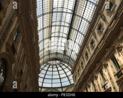 Milan, Milan, Italie. 09 juillet 2018. La cathédrale de Milan est l'église cathédrale de Milan, Lombardie, Italie. Dédiée à saint Marie de la Nativité (Santa Maria Nascente), elle est le siège de l'archevêque de Milan, en ce moment l'archevêque Mario Delpini. La cathédrale a pris près de six siècles. C'est la plus grande église en Italie (le plus grand de la Basilique Saint Pierre est dans l'état de la Cité du Vatican) et la troisième au monde. Crédit : SIPA Asie/ZUMA/Alamy Fil Live News Banque D'Images