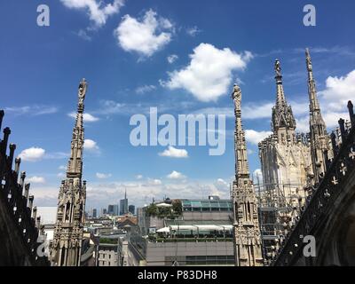 Milan, Milan, Italie. 09 juillet 2018. La cathédrale de Milan est l'église cathédrale de Milan, Lombardie, Italie. Dédiée à saint Marie de la Nativité (Santa Maria Nascente), elle est le siège de l'archevêque de Milan, en ce moment l'archevêque Mario Delpini. La cathédrale a pris près de six siècles. C'est la plus grande église en Italie (le plus grand de la Basilique Saint Pierre est dans l'état de la Cité du Vatican) et la troisième au monde. Crédit : SIPA Asie/ZUMA/Alamy Fil Live News Banque D'Images