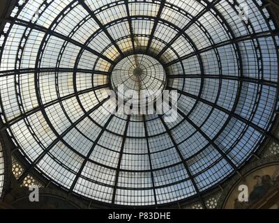 Milan, Milan, Italie. 09 juillet 2018. La cathédrale de Milan est l'église cathédrale de Milan, Lombardie, Italie. Dédiée à saint Marie de la Nativité (Santa Maria Nascente), elle est le siège de l'archevêque de Milan, en ce moment l'archevêque Mario Delpini. La cathédrale a pris près de six siècles. C'est la plus grande église en Italie (le plus grand de la Basilique Saint Pierre est dans l'état de la Cité du Vatican) et la troisième au monde. Crédit : SIPA Asie/ZUMA/Alamy Fil Live News Banque D'Images