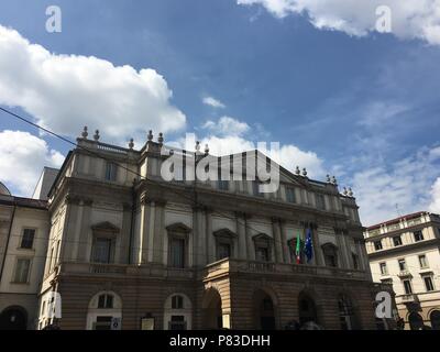 Milan, Milan, Italie. 09 juillet 2018. La cathédrale de Milan est l'église cathédrale de Milan, Lombardie, Italie. Dédiée à saint Marie de la Nativité (Santa Maria Nascente), elle est le siège de l'archevêque de Milan, en ce moment l'archevêque Mario Delpini. La cathédrale a pris près de six siècles. C'est la plus grande église en Italie (le plus grand de la Basilique Saint Pierre est dans l'état de la Cité du Vatican) et la troisième au monde. Crédit : SIPA Asie/ZUMA/Alamy Fil Live News Banque D'Images