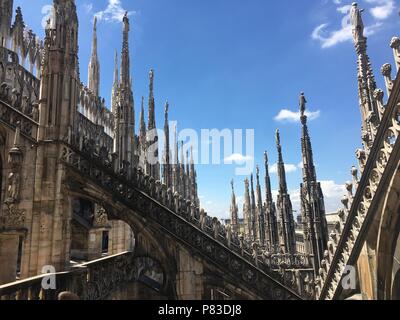 Milan, Milan, Italie. 09 juillet 2018. La cathédrale de Milan est l'église cathédrale de Milan, Lombardie, Italie. Dédiée à saint Marie de la Nativité (Santa Maria Nascente), elle est le siège de l'archevêque de Milan, en ce moment l'archevêque Mario Delpini. La cathédrale a pris près de six siècles. C'est la plus grande église en Italie (le plus grand de la Basilique Saint Pierre est dans l'état de la Cité du Vatican) et la troisième au monde. Crédit : SIPA Asie/ZUMA/Alamy Fil Live News Banque D'Images