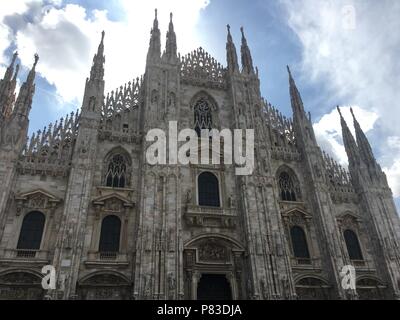 Milan, Milan, Italie. 09 juillet 2018. La cathédrale de Milan est l'église cathédrale de Milan, Lombardie, Italie. Dédiée à saint Marie de la Nativité (Santa Maria Nascente), elle est le siège de l'archevêque de Milan, en ce moment l'archevêque Mario Delpini. La cathédrale a pris près de six siècles. C'est la plus grande église en Italie (le plus grand de la Basilique Saint Pierre est dans l'état de la Cité du Vatican) et la troisième au monde. Crédit : SIPA Asie/ZUMA/Alamy Fil Live News Banque D'Images