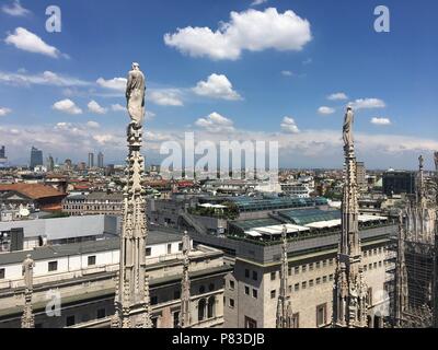 Milan, Milan, Italie. 09 juillet 2018. La cathédrale de Milan est l'église cathédrale de Milan, Lombardie, Italie. Dédiée à saint Marie de la Nativité (Santa Maria Nascente), elle est le siège de l'archevêque de Milan, en ce moment l'archevêque Mario Delpini. La cathédrale a pris près de six siècles. C'est la plus grande église en Italie (le plus grand de la Basilique Saint Pierre est dans l'état de la Cité du Vatican) et la troisième au monde. Crédit : SIPA Asie/ZUMA/Alamy Fil Live News Banque D'Images