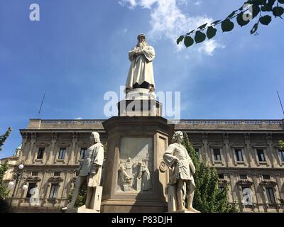 Milan, Milan, Italie. 09 juillet 2018. La cathédrale de Milan est l'église cathédrale de Milan, Lombardie, Italie. Dédiée à saint Marie de la Nativité (Santa Maria Nascente), elle est le siège de l'archevêque de Milan, en ce moment l'archevêque Mario Delpini. La cathédrale a pris près de six siècles. C'est la plus grande église en Italie (le plus grand de la Basilique Saint Pierre est dans l'état de la Cité du Vatican) et la troisième au monde. Crédit : SIPA Asie/ZUMA/Alamy Fil Live News Banque D'Images