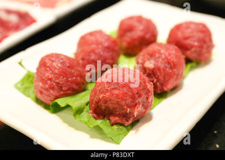 Guangzhou, Guangzhou, Chine. 09 juillet 2018. Guangzhou, Chine-divers fruits de mer et sashimi peut être vu à un hotpot restaurant à Guangzhou, province du Guangdong en Chine du sud. Crédit : SIPA Asie/ZUMA/Alamy Fil Live News Banque D'Images