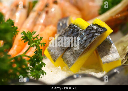 Guangzhou, Guangzhou, Chine. 09 juillet 2018. Guangzhou, Chine-divers fruits de mer et sashimi peut être vu à un hotpot restaurant à Guangzhou, province du Guangdong en Chine du sud. Crédit : SIPA Asie/ZUMA/Alamy Fil Live News Banque D'Images