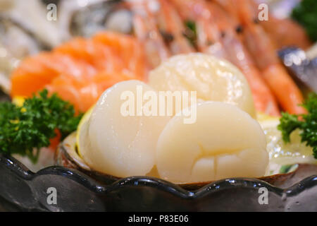 Guangzhou, Guangzhou, Chine. 09 juillet 2018. Guangzhou, Chine-divers fruits de mer et sashimi peut être vu à un hotpot restaurant à Guangzhou, province du Guangdong en Chine du sud. Crédit : SIPA Asie/ZUMA/Alamy Fil Live News Banque D'Images