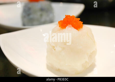 Guangzhou, Guangzhou, Chine. 09 juillet 2018. Guangzhou, Chine-divers fruits de mer et sashimi peut être vu à un hotpot restaurant à Guangzhou, province du Guangdong en Chine du sud. Crédit : SIPA Asie/ZUMA/Alamy Fil Live News Banque D'Images