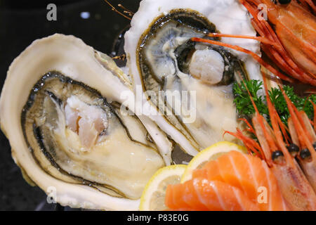 Guangzhou, Guangzhou, Chine. 09 juillet 2018. Guangzhou, Chine-divers fruits de mer et sashimi peut être vu à un hotpot restaurant à Guangzhou, province du Guangdong en Chine du sud. Crédit : SIPA Asie/ZUMA/Alamy Fil Live News Banque D'Images