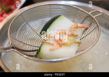 Guangzhou, Guangzhou, Chine. 09 juillet 2018. Guangzhou, Chine-divers fruits de mer et sashimi peut être vu à un hotpot restaurant à Guangzhou, province du Guangdong en Chine du sud. Crédit : SIPA Asie/ZUMA/Alamy Fil Live News Banque D'Images