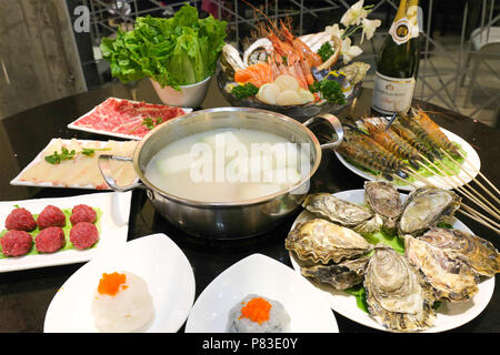 Guangzhou, Guangzhou, Chine. 09 juillet 2018. Guangzhou, Chine-divers fruits de mer et sashimi peut être vu à un hotpot restaurant à Guangzhou, province du Guangdong en Chine du sud. Crédit : SIPA Asie/ZUMA/Alamy Fil Live News Banque D'Images