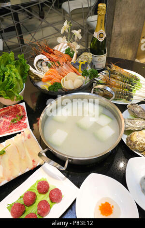 Guangzhou, Guangzhou, Chine. 09 juillet 2018. Guangzhou, Chine-divers fruits de mer et sashimi peut être vu à un hotpot restaurant à Guangzhou, province du Guangdong en Chine du sud. Crédit : SIPA Asie/ZUMA/Alamy Fil Live News Banque D'Images