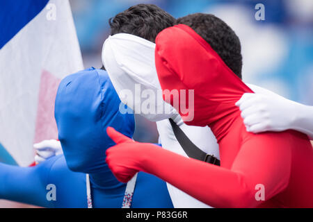 Fans Français costumés aux couleurs de l'tricolores, pavillon de la France, fan, fans, spectateurs, supporters, sympathisants, fonction, général, motif de pointe, de l'Uruguay (URU) - France (FRA) 0 : 2, quarts de finale, match 57, le 06.07.2018 à Nizhny Novgorod ; Coupe du Monde de Football 2018 en Russie à partir de la 14.06. - 15.07.2018. Dans le monde d'utilisation | Banque D'Images