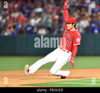 Los Angeles Angels frappeur Shohei Ohtani vole la deuxième base en neuvième manche au cours de la Major League Baseball match contre les Dodgers de Los Angeles au Angel Stadium à Anaheim, en Californie, États-Unis, le 6 juillet 2018. Credit : AFLO/Alamy Live News Banque D'Images