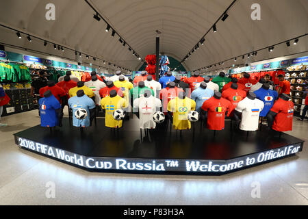 Shirts de la finale 8 équipes sont affichées dans la première rangée à la boutique officielle de la FIFA Fan Fest à Moscou, la Russie lors de la Coupe du Monde de la Russie en 2018, le 7 juillet 2018. Mm. Kenzaburo Crédit : Matsuoka/AFLO/Alamy Live News Banque D'Images