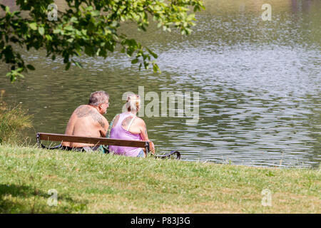 Northampton. Royaume-uni 9e juillet 2018. Météo. Les personnes bénéficiant de l'air du refroidisseur lundi matin par le lac en Abington Park avant la chaleur de la journée. Credit : Keith J Smith./Alamy Live News Banque D'Images