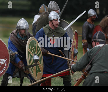 Carham, Northumberland, Angleterre. 8 juillet, 2018. Crédit : Jim Gibson/Alamy Live News.re-enactment marquant le 000e anniversaire de la bataille de Carham ont eu lieu le week-end dernier. Le combat entre l'Uhtred, fils de Waldef, comte de l'Northumbrians et les forces combinées de Mael Coluim II mac Cinaeda (Malcom) fils de Cyneth, roi d'Écosse) et Owain le chauve (roi de Strathclyde) est considéré par beaucoup comme la raison pour laquelle la frontière écossaise est là où il est aujourd'hui. Crédit : Jim Gibson/Alamy Live News Banque D'Images