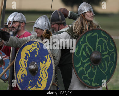 Carham, Northumberland, Angleterre. 8 juillet, 2018. Crédit : Jim Gibson/Alamy Live News.re-enactment marquant le 000e anniversaire de la bataille de Carham ont eu lieu le week-end dernier. Le combat entre l'Uhtred, fils de Waldef, comte de l'Northumbrians et les forces combinées de Mael Coluim II mac Cinaeda (Malcom) fils de Cyneth, roi d'Écosse) et Owain le chauve (roi de Strathclyde) est considéré par beaucoup comme la raison pour laquelle la frontière écossaise est là où il est aujourd'hui. Crédit : Jim Gibson/Alamy Live News Banque D'Images