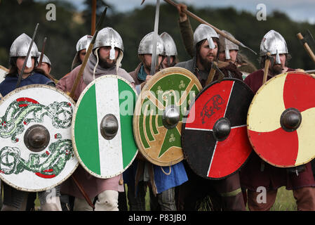 Carham, Northumberland, Angleterre. 8 juillet, 2018. Crédit : Jim Gibson/Alamy Live News.re-enactment marquant le 000e anniversaire de la bataille de Carham ont eu lieu le week-end dernier. Le combat entre l'Uhtred, fils de Waldef, comte de l'Northumbrians et les forces combinées de Mael Coluim II mac Cinaeda (Malcom) fils de Cyneth, roi d'Écosse) et Owain le chauve (roi de Strathclyde) est considéré par beaucoup comme la raison pour laquelle la frontière écossaise est là où il est aujourd'hui. Crédit : Jim Gibson/Alamy Live News Banque D'Images