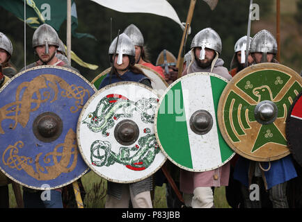 Carham, Northumberland, Angleterre. 8 juillet, 2018. Crédit : Jim Gibson/Alamy Live News.re-enactment marquant le 000e anniversaire de la bataille de Carham ont eu lieu le week-end dernier. Le combat entre l'Uhtred, fils de Waldef, comte de l'Northumbrians et les forces combinées de Mael Coluim II mac Cinaeda (Malcom) fils de Cyneth, roi d'Écosse) et Owain le chauve (roi de Strathclyde) est considéré par beaucoup comme la raison pour laquelle la frontière écossaise est là où il est aujourd'hui. Crédit : Jim Gibson/Alamy Live News Banque D'Images