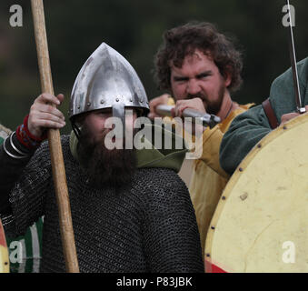 Carham, Northumberland, Angleterre. 8 juillet, 2018. Crédit : Jim Gibson/Alamy Live News.re-enactment marquant le 000e anniversaire de la bataille de Carham ont eu lieu le week-end dernier. Le combat entre l'Uhtred, fils de Waldef, comte de l'Northumbrians et les forces combinées de Mael Coluim II mac Cinaeda (Malcom) fils de Cyneth, roi d'Écosse) et Owain le chauve (roi de Strathclyde) est considéré par beaucoup comme la raison pour laquelle la frontière écossaise est là où il est aujourd'hui. Crédit : Jim Gibson/Alamy Live News Banque D'Images