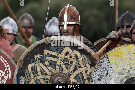 Carham, Northumberland, Angleterre. 8 juillet, 2018. Crédit : Jim Gibson/Alamy Live News.re-enactment marquant le 000e anniversaire de la bataille de Carham ont eu lieu le week-end dernier. Le combat entre l'Uhtred, fils de Waldef, comte de l'Northumbrians et les forces combinées de Mael Coluim II mac Cinaeda (Malcom) fils de Cyneth, roi d'Écosse) et Owain le chauve (roi de Strathclyde) est considéré par beaucoup comme la raison pour laquelle la frontière écossaise est là où il est aujourd'hui. Crédit : Jim Gibson/Alamy Live News Banque D'Images