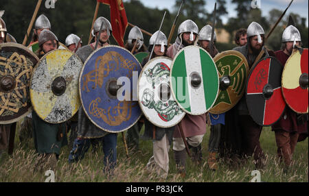 Carham, Northumberland, Angleterre. 8 juillet, 2018. Crédit : Jim Gibson/Alamy Live News.re-enactment marquant le 000e anniversaire de la bataille de Carham ont eu lieu le week-end dernier. Le combat entre l'Uhtred, fils de Waldef, comte de l'Northumbrians et les forces combinées de Mael Coluim II mac Cinaeda (Malcom) fils de Cyneth, roi d'Écosse) et Owain le chauve (roi de Strathclyde) est considéré par beaucoup comme la raison pour laquelle la frontière écossaise est là où il est aujourd'hui. Crédit : Jim Gibson/Alamy Live News Banque D'Images