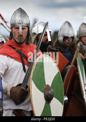 Carham, Northumberland, Angleterre. 8 juillet, 2018. Crédit : Jim Gibson/Alamy Live News.re-enactment marquant le 000e anniversaire de la bataille de Carham ont eu lieu le week-end dernier. Le combat entre l'Uhtred, fils de Waldef, comte de l'Northumbrians et les forces combinées de Mael Coluim II mac Cinaeda (Malcom) fils de Cyneth, roi d'Écosse) et Owain le chauve (roi de Strathclyde) est considéré par beaucoup comme la raison pour laquelle la frontière écossaise est là où il est aujourd'hui. Crédit : Jim Gibson/Alamy Live News Banque D'Images