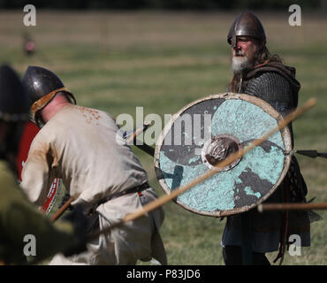 Carham, Northumberland, Angleterre. 8 juillet, 2018. Crédit : Jim Gibson/Alamy Live News.re-enactment marquant le 000e anniversaire de la bataille de Carham ont eu lieu le week-end dernier. Le combat entre l'Uhtred, fils de Waldef, comte de l'Northumbrians et les forces combinées de Mael Coluim II mac Cinaeda (Malcom) fils de Cyneth, roi d'Écosse) et Owain le chauve (roi de Strathclyde) est considéré par beaucoup comme la raison pour laquelle la frontière écossaise est là où il est aujourd'hui. Crédit : Jim Gibson/Alamy Live News Banque D'Images