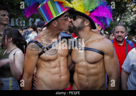 7 juillet, 2018 - Madrid, Espagne - couple gay vu s'embrasser pendant le défilé de la fierté 2018..Des milliers de personnes a été remplir les rues et avenues de Madrid lors d'une journée ensoleillée pour la Gay Pride Parade 2018 après lutte encore pour les droits des homosexuels dans le monde. (Crédit Image : © Mario Roldan/SOPA des images à l'aide de Zuma sur le fil) Banque D'Images