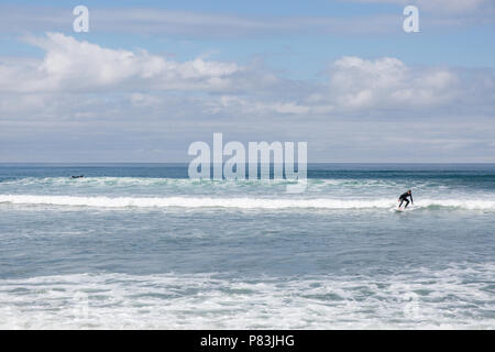 Strandhill, Sligo, Irlande. 8 Juillet 2018 : Surfers appréciant les grandes vagues de l'Atlantique et météo surf en Strandhill dans le comté de Sligo - un des meilleurs endroits en Europe pour surfer. Banque D'Images