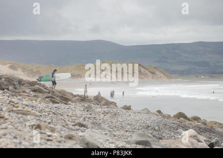 Strandhill, Sligo, Irlande. 8 Juillet 2018 : Surfers appréciant les grandes vagues de l'Atlantique et météo surf en Strandhill dans le comté de Sligo - un des meilleurs endroits en Europe pour surfer. Banque D'Images