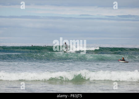 Strandhill, Sligo, Irlande. 8 Juillet 2018 : Surfers appréciant les grandes vagues de l'Atlantique et météo surf en Strandhill dans le comté de Sligo - un des meilleurs endroits en Europe pour surfer. Banque D'Images