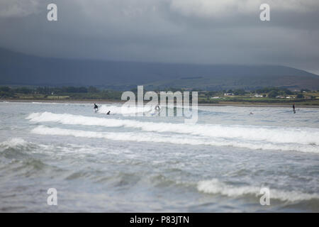 Strandhill, Sligo, Irlande. 8 Juillet 2018 : Surfers appréciant les grandes vagues de l'Atlantique et météo surf en Strandhill dans le comté de Sligo - un des meilleurs endroits en Europe pour surfer. Banque D'Images