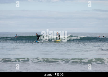 Strandhill, Sligo, Irlande. 8 Juillet 2018 : Surfers appréciant les grandes vagues de l'Atlantique et météo surf en Strandhill dans le comté de Sligo - un des meilleurs endroits en Europe pour surfer. Banque D'Images