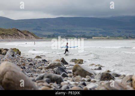 Strandhill, Sligo, Irlande. 8 Juillet 2018 : Surfers appréciant les grandes vagues de l'Atlantique et météo surf en Strandhill dans le comté de Sligo - un des meilleurs endroits en Europe pour surfer. Banque D'Images