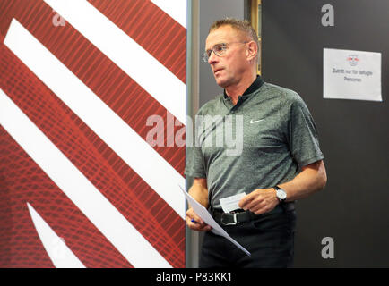 Leipzig, Allemagne. 09 juillet, 2018. Soccer : Bundesliga allemande, conférence de presse au sujet de la formation début de RB Leipzig lors du Red Bull Academy : directeur sportif de Leipzig et Ralf Rangnick nouvel entraîneur-chef arrive à la conférence de presse. Crédit : Jan Woitas/dpa-Zentralbild/dpa/Alamy Live News Banque D'Images