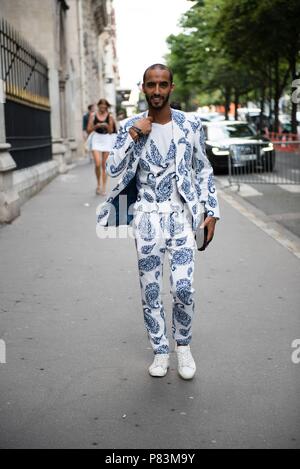 Designer Jammad Hamza posant sur la rue avant de la Liu Chao défilé lors de la Fashion Week Haute Couture à Paris - 3 juillet 2018 - Photo : Manhattan Piste ** Pour un usage éditorial uniquement** | Verwendung weltweit Banque D'Images